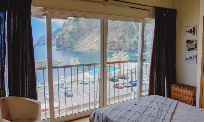 Ponta Delgada House | SUNRISEHOUSE, a perfect contrast between the sea and the mountains!Amazing view