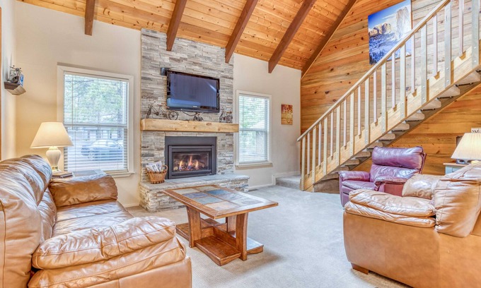 Deer Park House | Sunriver Beauty Bonus Loft, Hot Tub, Bikes, Near SHARC with Free Passes!