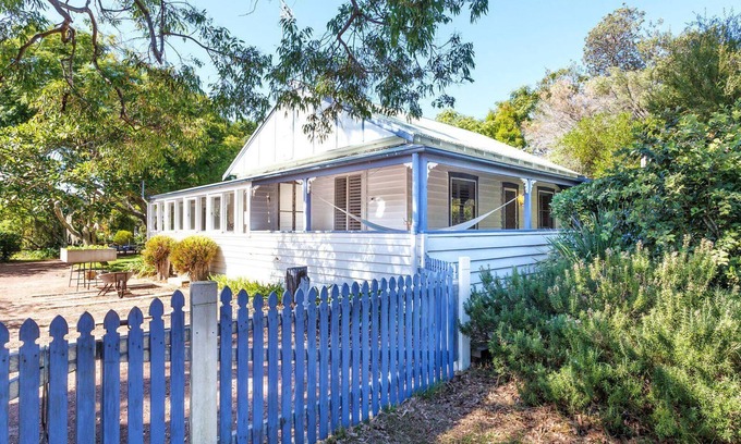 Tea Gardens Cottage | Sunroom Cottage - 40A Witt Street