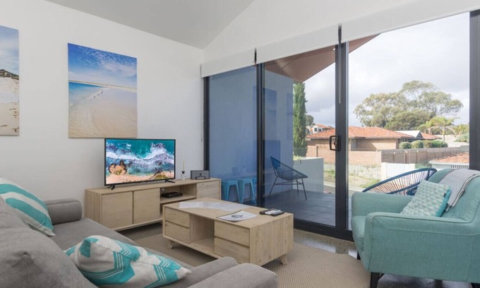 Marmion Apartment | Sunset Apartments - Blue Apt! 2BR - 100m to shops.