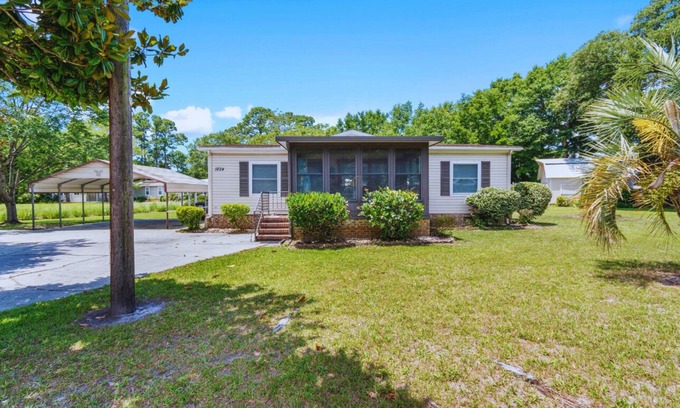 Ash House | Sunset Beach getaway with 3 bedrooms and 2 bathrooms