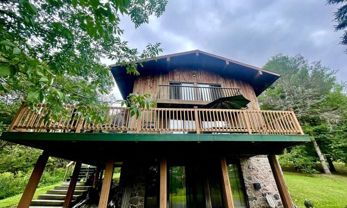 Salamanca House | Sunset Cedar Chalet: Getaway in Ellicotville