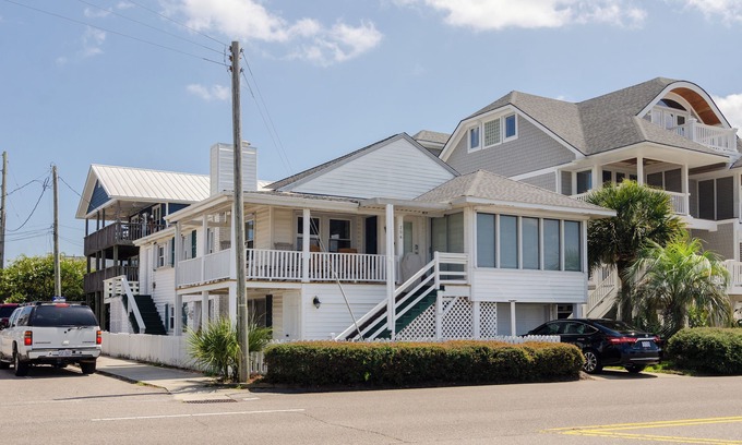 South End House | Sunset Cottage: Stunning views and dock access!