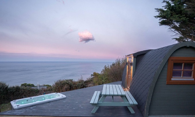 Barmouth Cabin | Sunset Couples Retreat with Hot tub