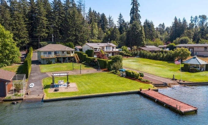 Bonney Lake House | Sunset Lake Retreat@ Lake Tapps-Lakefront, Spacious, Sports court, Kayaks