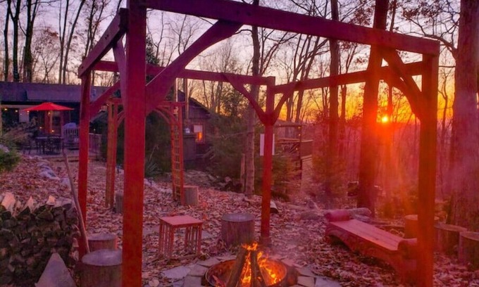 Kabletown Cabin | Sunset Lion Mountain Cabin near a Lake & Vineyards