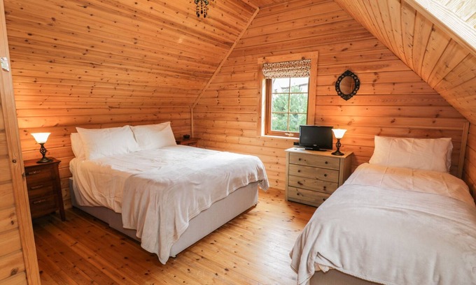 Llanbedr Cottage | SUNSET LODGE 6, family friendly, with open fire in Llanbedr