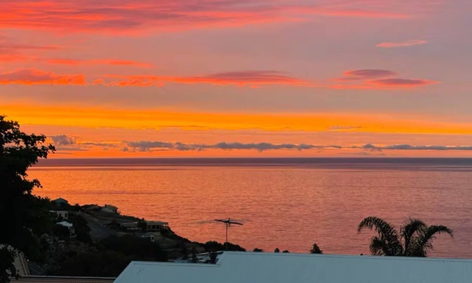Hallett Cove Villa | Sunset Ocean Deck, Garden BBQ, Fast Wi-Fi, Walk to Beach – Romantic Coastal Stay