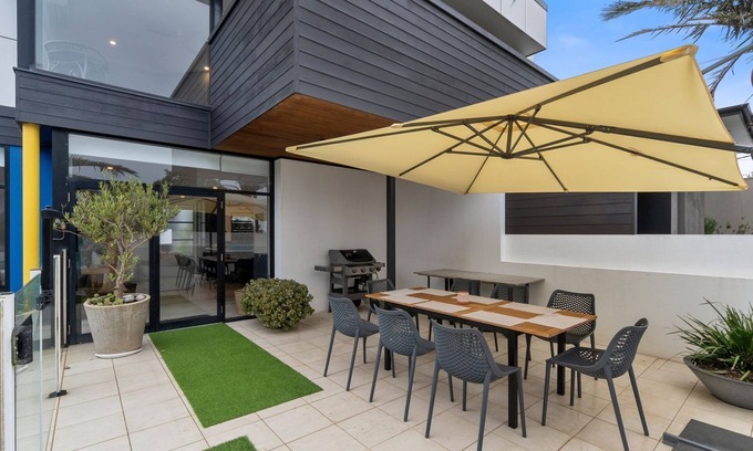 Mornington House | Sunset Seaside Sanctuary