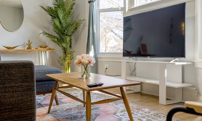 East Rock Apartment | Sunshine Central | Yale | 3BR | Prking | Wshr/Dryr