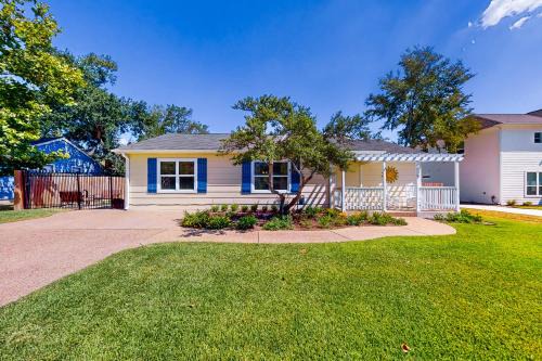 College Hills Estates House | Sunshine House Texas & Sunshine House Texas Hideaway