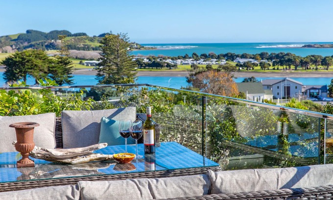 Raglan Cottage | Sunshine Lookout - Raglan Holiday Home