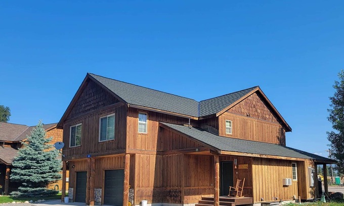 Winthrop House | Sunshine Station - 3 bedroom Winthrop Townhouse