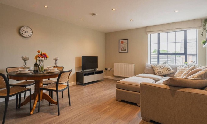 Chester Apartment | Super 1 bed apartment. Sleeps 2/4. Gated parking