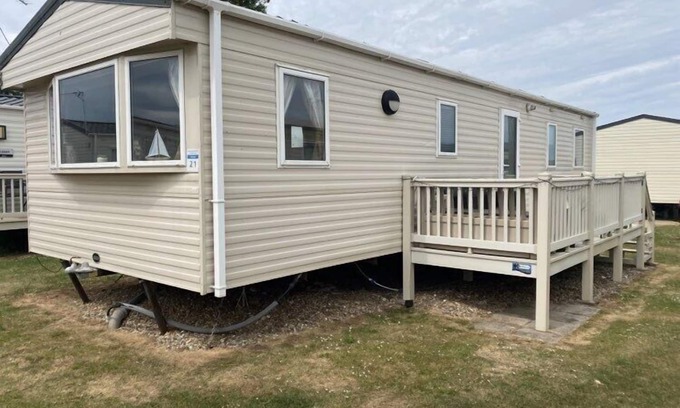 Heacham Ski Chalet | Super 3 Bedroom Pet friendly Caravan with Decking