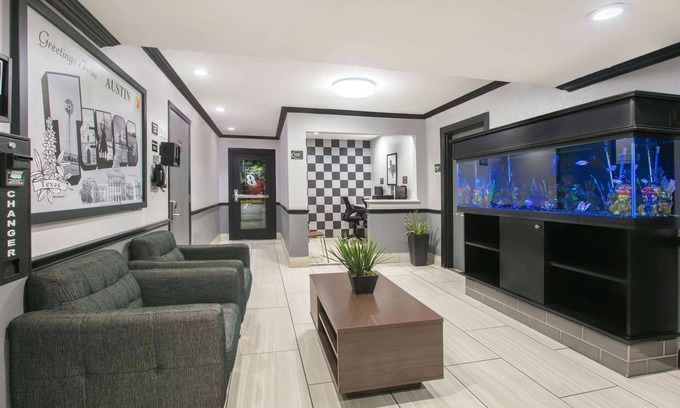 North Loop Hotel | Super 8 by Wyndham Austin University/Downtown Area