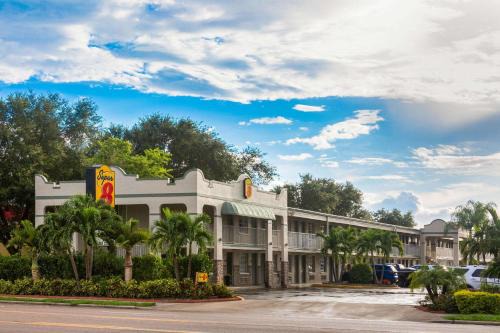 Trailer Estates Hotel | Super 8 by Wyndham Bradenton Sarasota Area