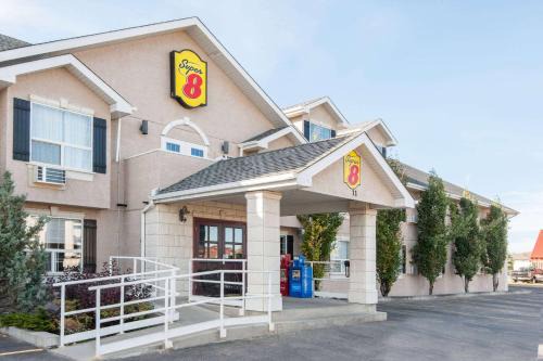 Cochrane Hotel | Super 8 by Wyndham Cochrane