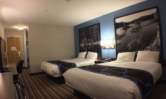 Rainy River District Hotel | Super 8 by Wyndham Fort Frances