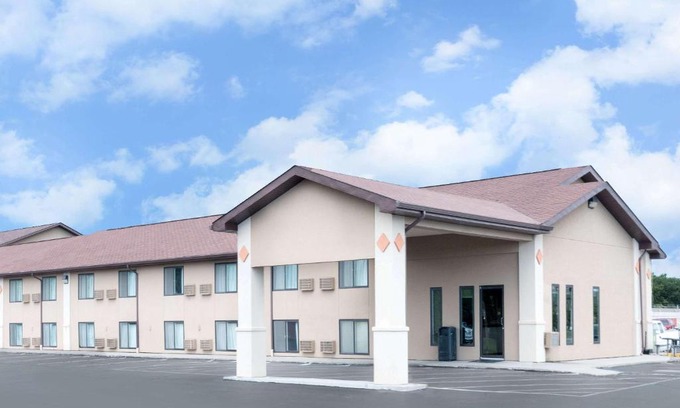 Huron Hotel | Super 8 by Wyndham Huron