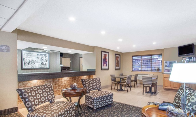 Claypool Hill Hotel | Super 8 by Wyndham Richlands/Claypool Hill Area