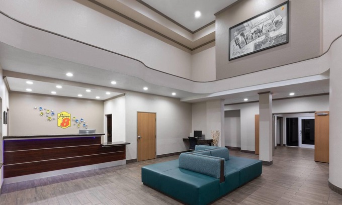 San Antonio Hotel | Super 8 by Wyndham San Antonio/Alamodome Area