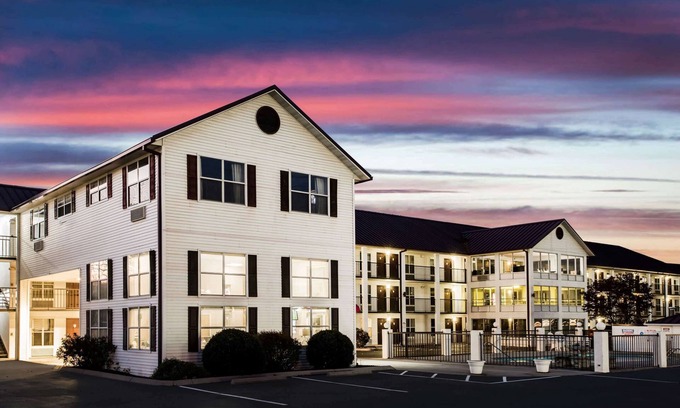 Sevierville Hotel | Super 8 by Wyndham Sevierville Riverside