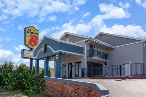 Tulsa Hotel | Super 8 by Wyndham Tulsa/Arpt/St Fairgrounds