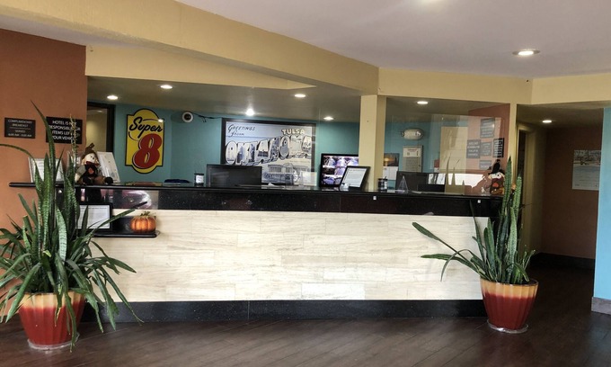 Tulsa Hotel | Super 8 by Wyndham Tulsa
