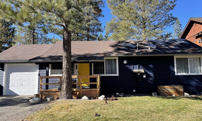 Tahoe Paradise House | Super adorable fully updated house -views of the mountains from backyard.