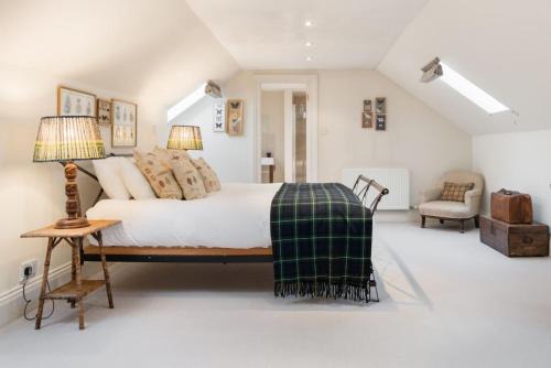New Town Apartment | Super Central - Georgian Double Upper Flat with Castle Views in New Town