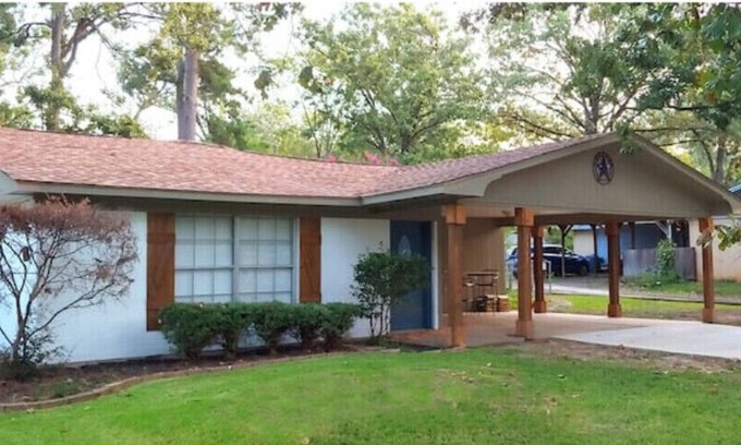 Longview House | Super Cozy Home, quiet setting, large, fun back yard in coveted North Longview