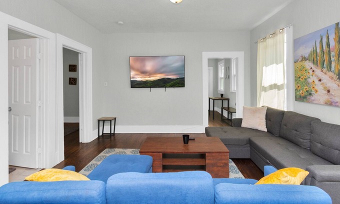 Dickinson House | Super Cute🏡 wPorch+Fire Pit+WiFi+ FreeParking by Kemah, NASA-Galveston Houston