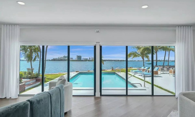 Seybold House | Super Luxury Bayfront Compound