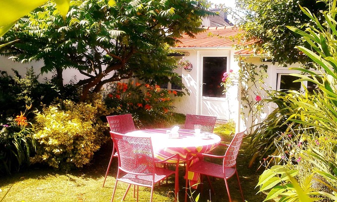 Tregastel House | SUPER OFFER 5 MNS FROM THE SEA. ARTIST'S HOUSE IN A GREEN SETTING.