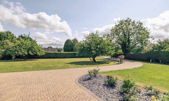 Witney House | Superb 4-bedroom house in Minster Lovell, sleeps 10.