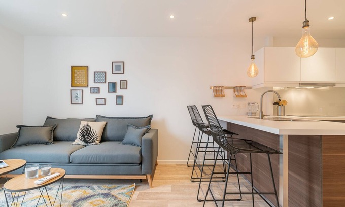 Saint-Tropez City Centre Apartment | SUPERB APARTMENT with Parking 0 2 pas de la place des lices