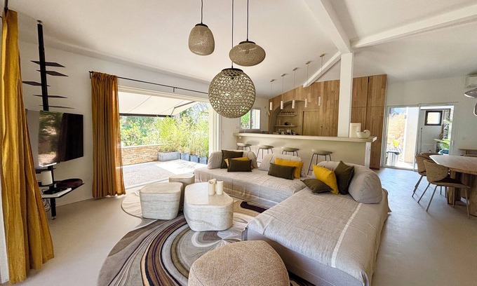 Lecci Villa | Superb contemporary villa 5 minutes from the beach