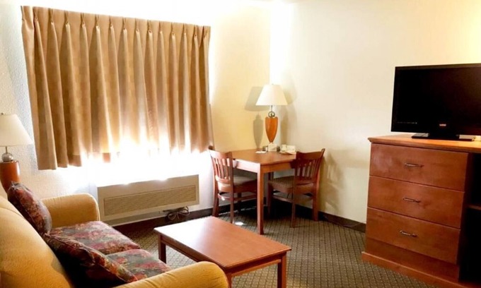 Kellogg House | Superb Location, Affordable Stay! 2 Great Units, Pool and Tub, Gym, Breakfast!