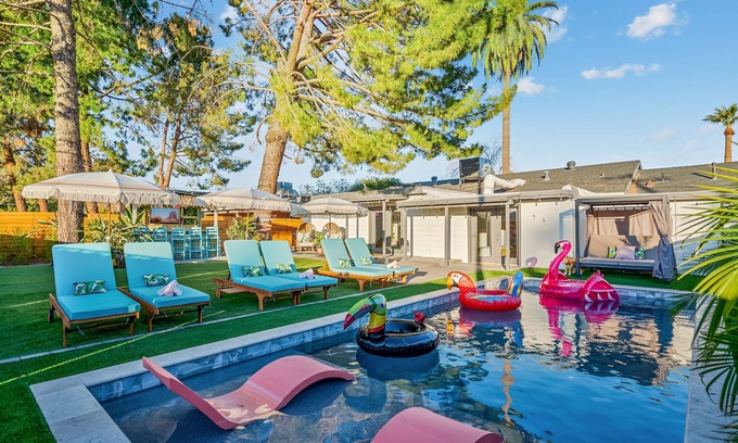 Arcadia Lite House | SUPERB LOCATION! Close to Superbowl & Scottsdale - Heated Pool- TikiBar & Gym