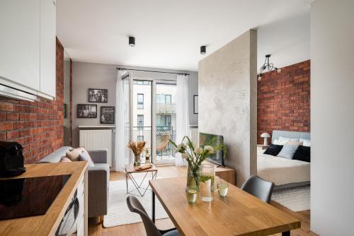 Nowa Praga Apartment | Superb Loft Studio in charming Praga District, 300 m to Metro & 100 m to tram, balcony