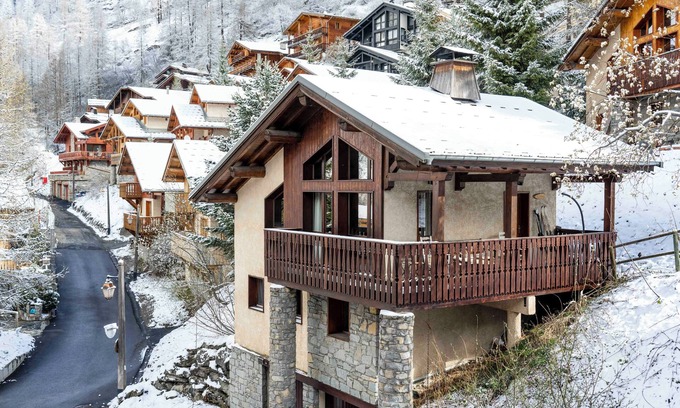 Les Brevieres Ski Chalet | Superb self catered ski Chalet in Tignes-les-Brevieres 50m from lift