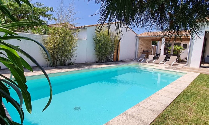 La Flotte House | Superb villa with pool in the heart of the village