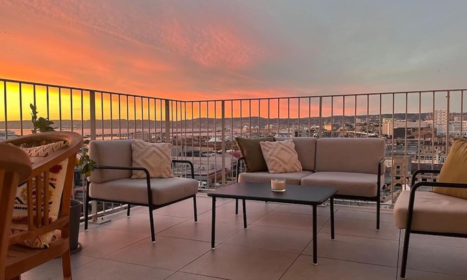 Euromed - La Joliette Apartment | Superbe appartement en résidence avec vue sur mer