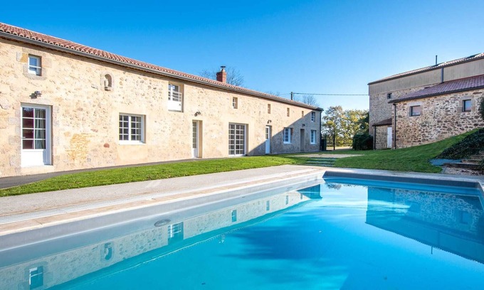 Saint-Aubin-des-Ormeaux House | Superbe Gite 15 Personnes au Bord de La Sèvre Nantaise Proche Puy du Fou