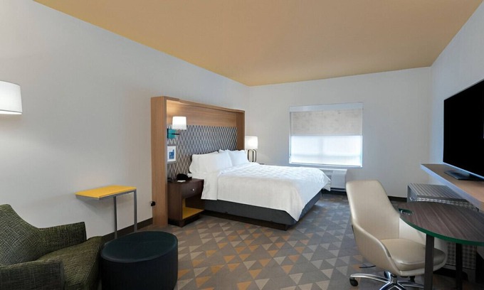 Southwind House | Superbly Appointed Room! Perfect for Work & Play!