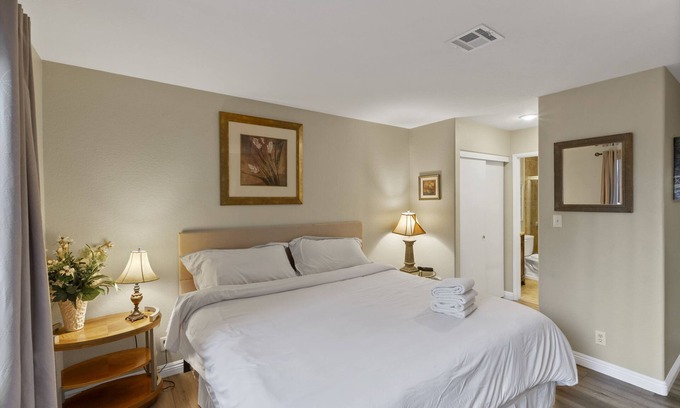 Spring Valley Apartment | Superhost 5 Star ⭐ Service Spacious 2 Bedrooms