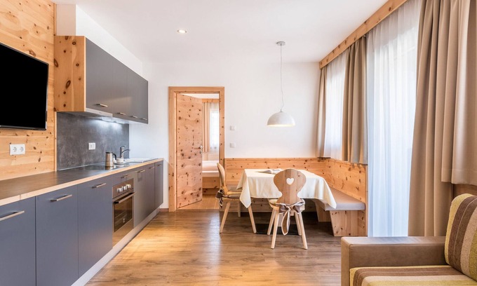 Gudon Apartment | Superior Holiday Apartment 'Marialisa Tulpe' with Mountain View, Whirlpool & Wi-Fi