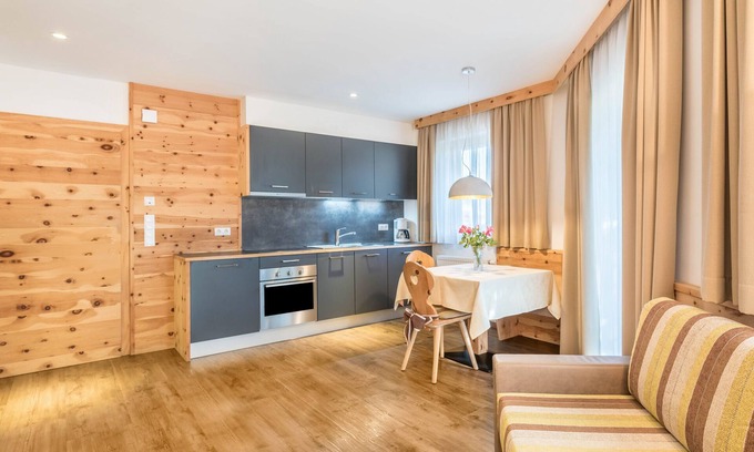 Gudon Apartment | Superior Holiday Apartment 'Marialisa Apt Rose' with Mountain View, Whirlpool & Wi-Fi