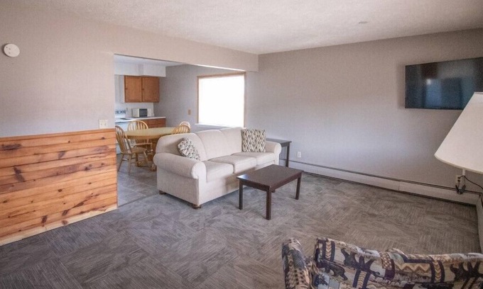 Munising Hotel | Superior Motel & Suites